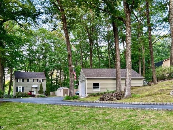 17 Highland Rd, Bloomingdale, NJ 07403