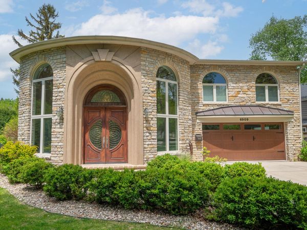 6909 N Belmont Ln, Fox Point, WI 53217