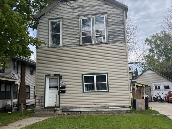 1223 S 8th St, Manitowoc, WI 54220