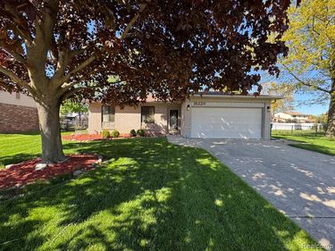 18229 Ash Creek Drive, Macomb Twp, MI 48044