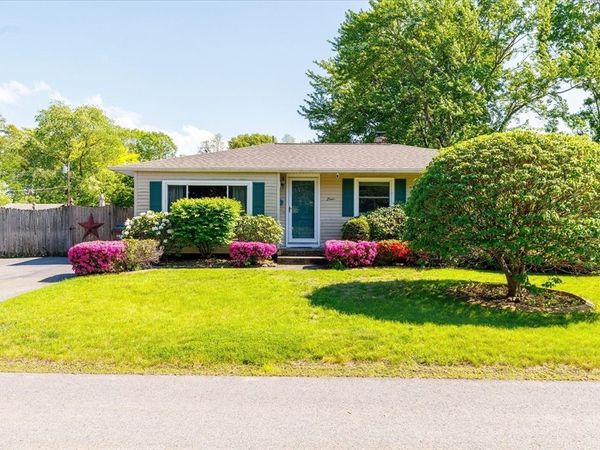 8 Horseshoe Dr, Auburn, MA 01501