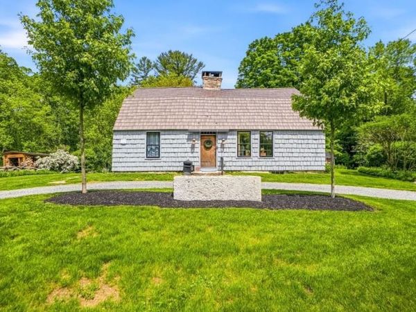 52 Elm St, Upton, MA 01568