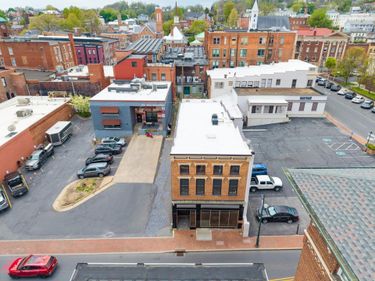 32 N AUGUSTA ST, STAUNTON, VA 24401