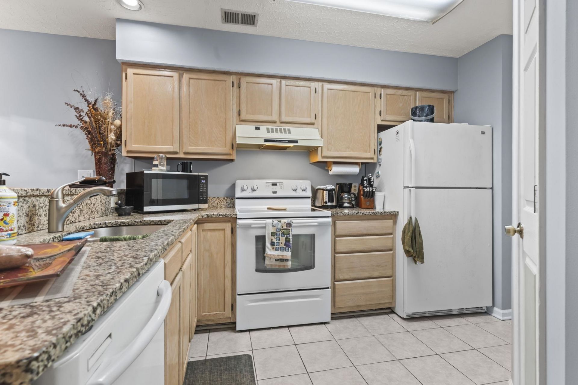 4101 Pinehurst Circle  Photo 5