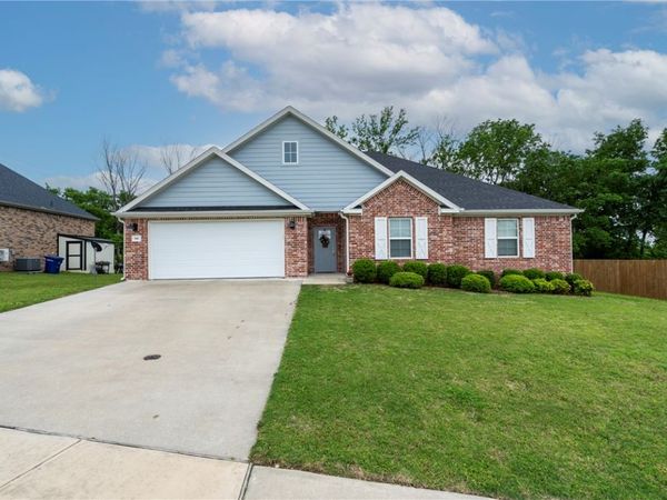 906 E Fallon Street , Siloam Springs, AR 72761