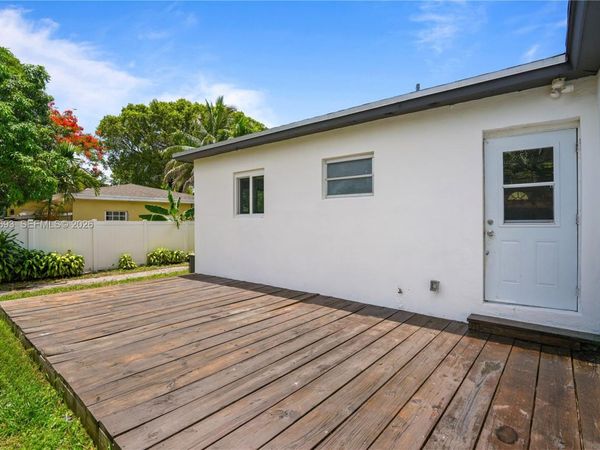 1081 NE 166th St , North Miami Beach, FL 33162