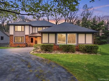 5800 Naneva Court , West Bloomfield Twp, MI 48322