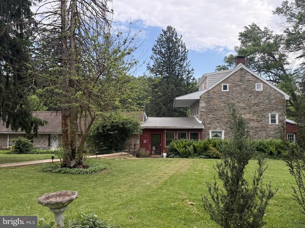 564 BLANDON ROAD , FLEETWOOD, PA 19522