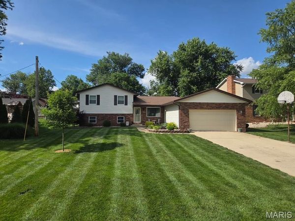 160 Sunray Drive , Highland, IL 62249