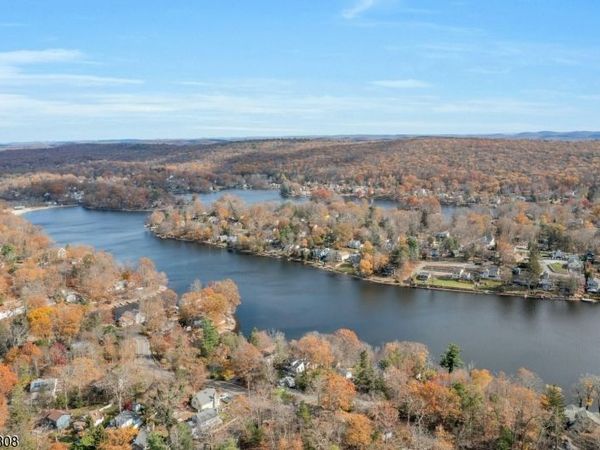39 Delaware Rd, West Milford, NJ 07421