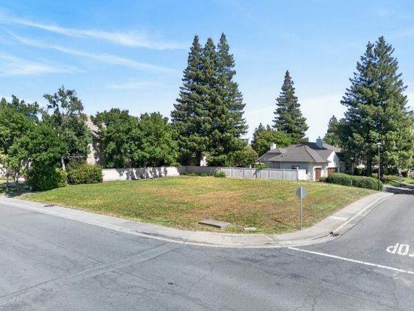 7701 E Shore Dr, Sacramento, CA 95831