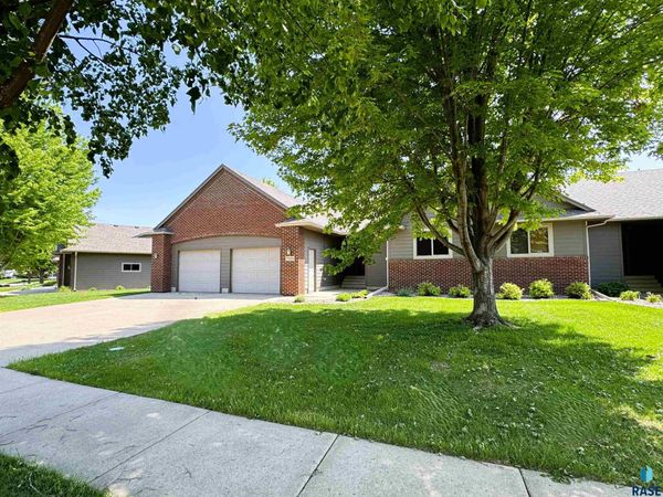 7209 W Stoney Creek St, Sioux Falls, SD 57106