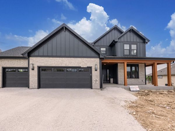 N66W21485 Sagebrush Dr, Menomonee Falls, WI 53051
