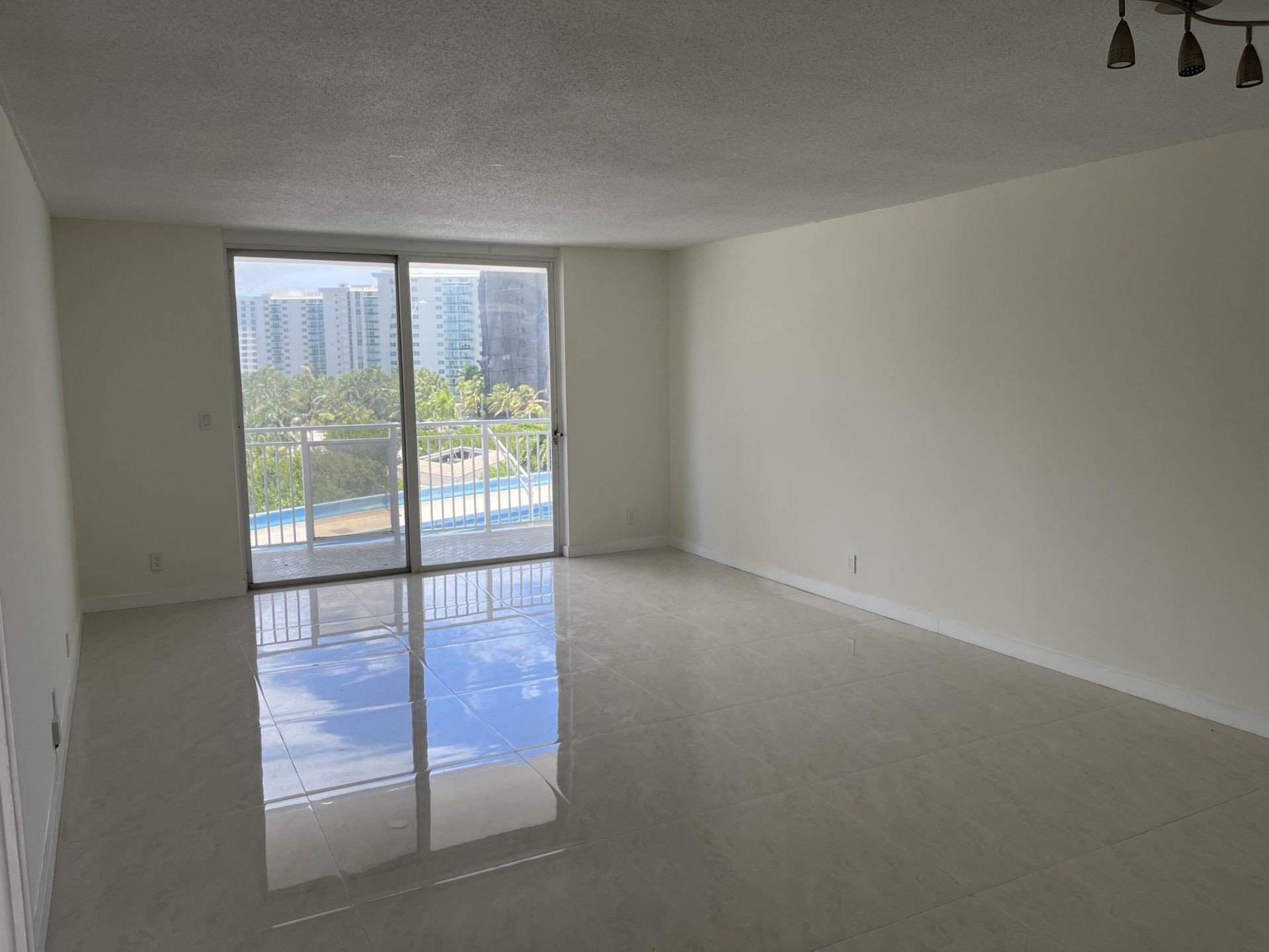 1801 S Ocean Drive, Unit 633, Hallandale Beach, FL 33009 Photo
