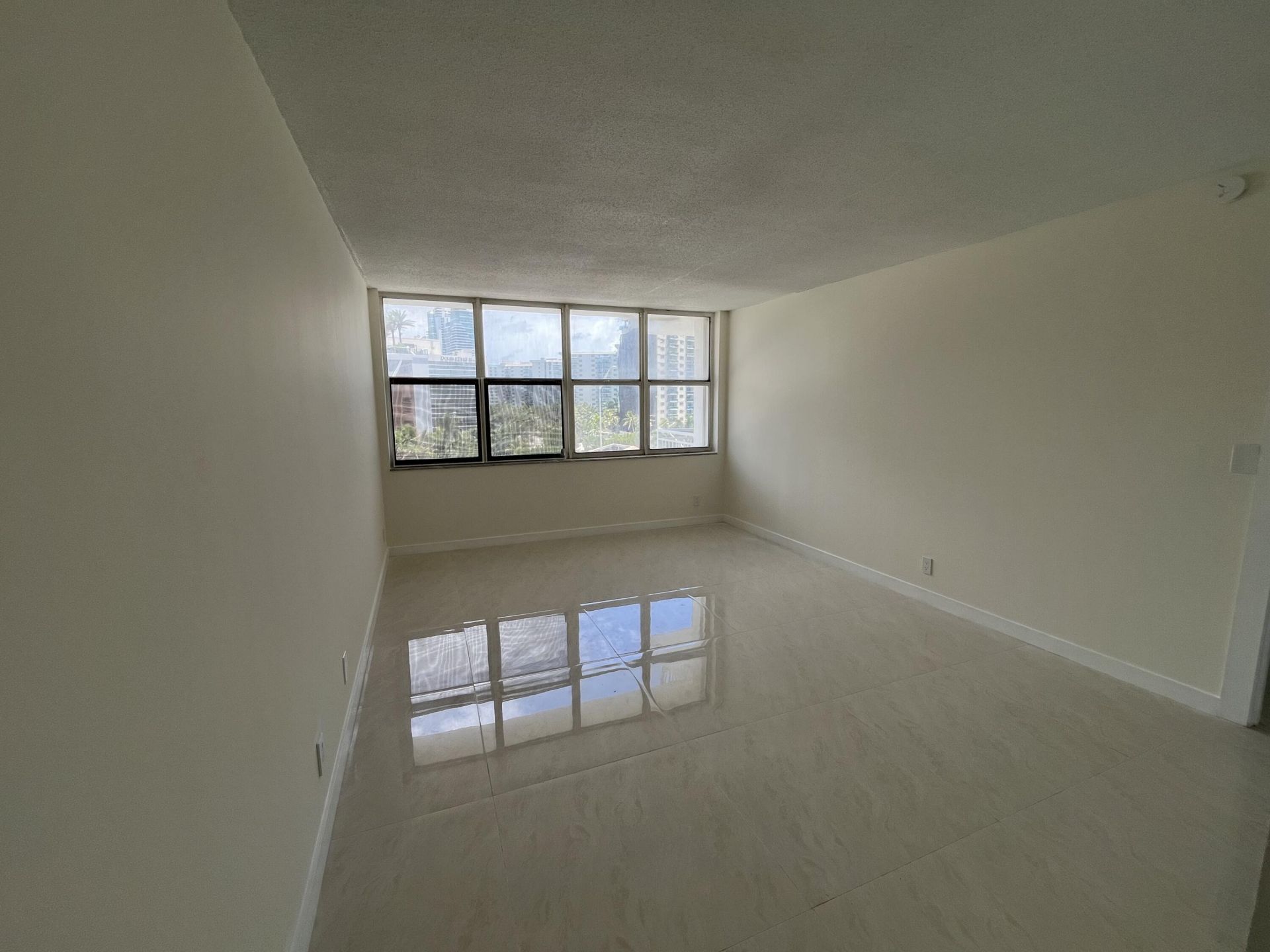 1801 S Ocean Drive, Unit 633, Hallandale Beach, FL 33009 Photo