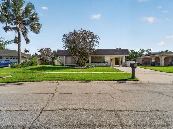 214 NE Camelot Drive, Port St. Lucie, FL 34983