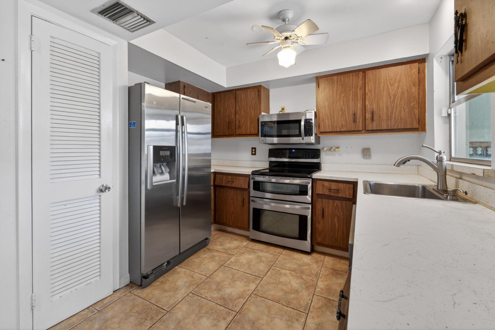 214 NE Camelot Drive, Port Saint Lucie, FL 34983 Photo