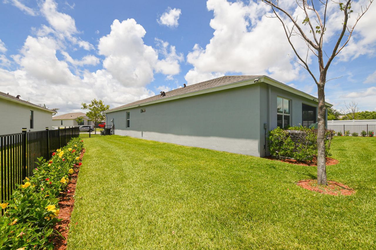5970 SE Skyblue Circle, Stuart, FL 34997 Photo