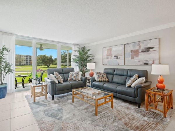 3700 Oaks Clubhouse Drive, Unit 106, Pompano Beach, FL 33069