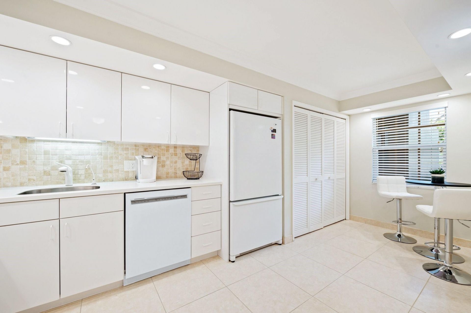 3700 Oaks Clubhouse Drive, Unit 106, Pompano Beach, FL 33069 Photo