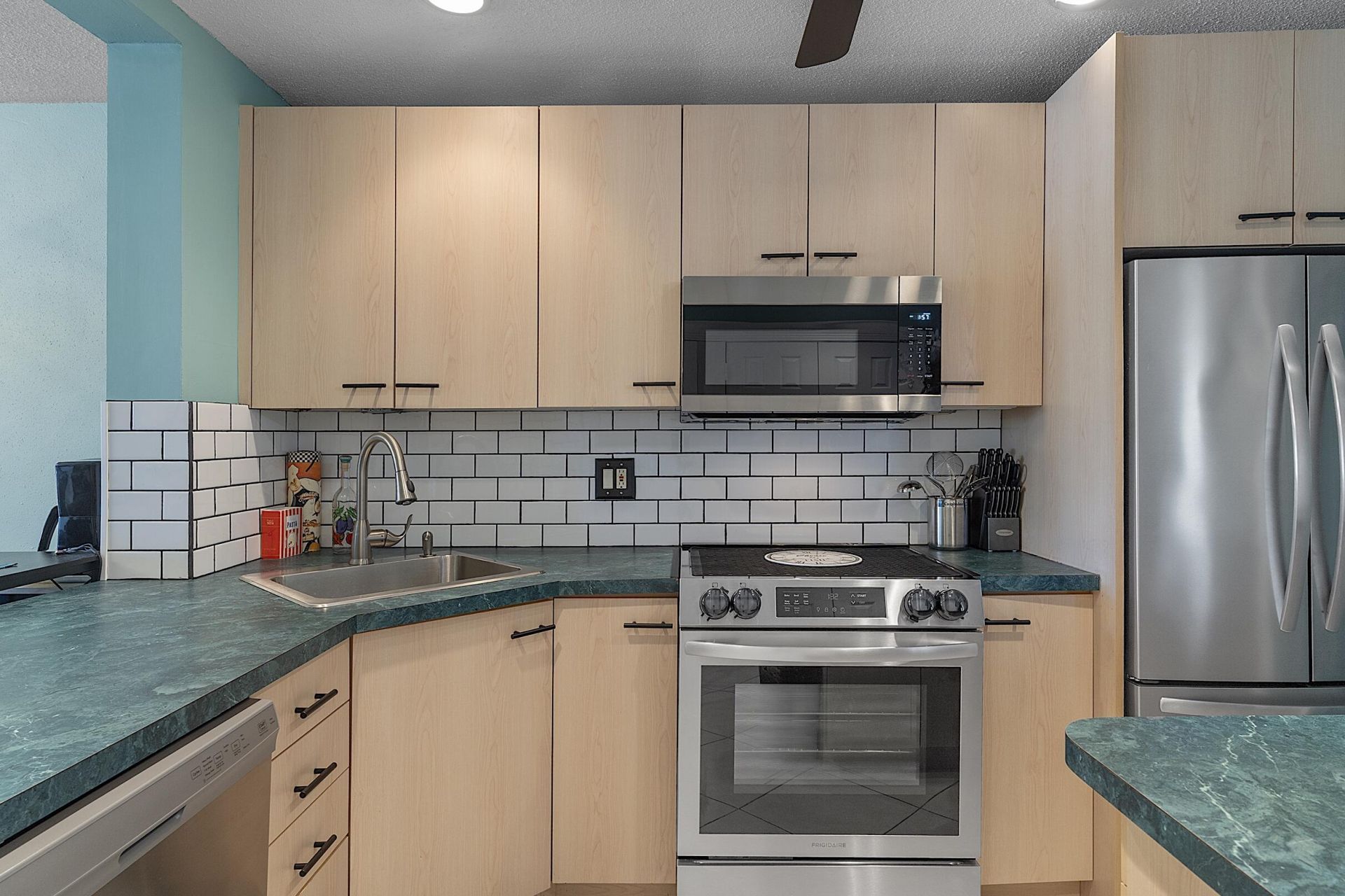 455 Paradise Isle Boulevard, Unit 404, Hallandale Beach, FL 33009 Photo