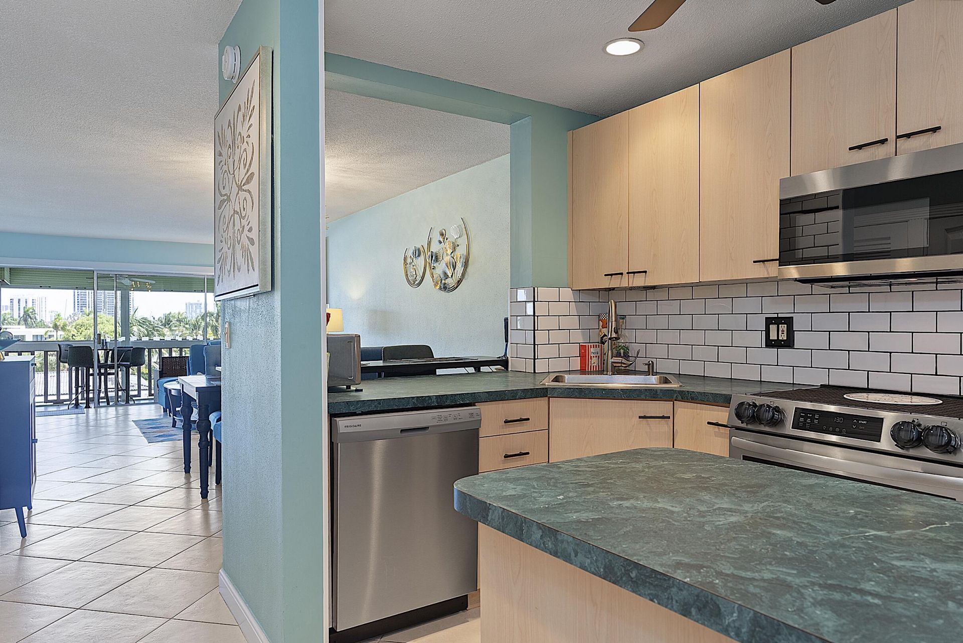 455 Paradise Isle Boulevard, Unit 404, Hallandale Beach, FL 33009 Photo