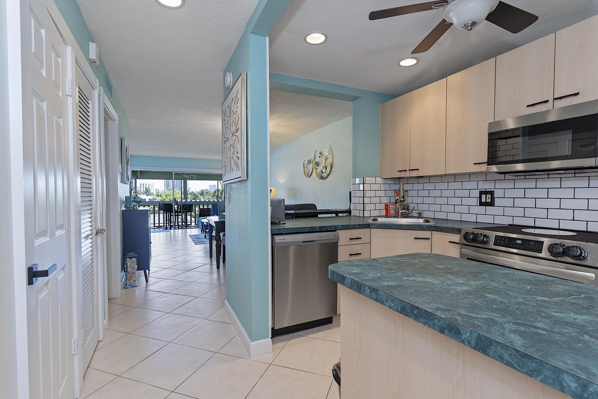 455 Paradise Isle Boulevard, Unit 404, Hallandale Beach, FL 33009 Photo