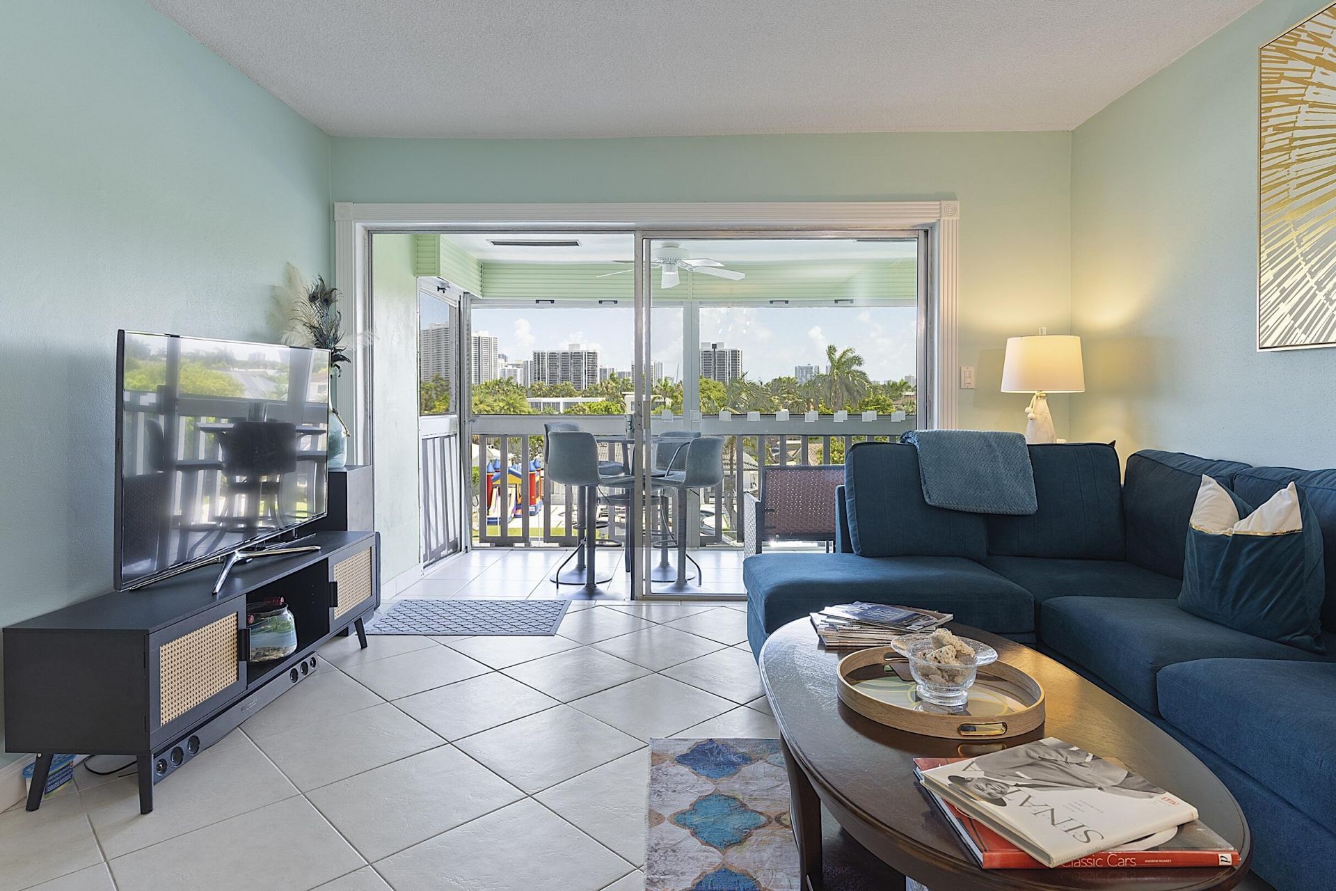 455 Paradise Isle Boulevard, Unit 404, Hallandale Beach, FL 33009 Photo