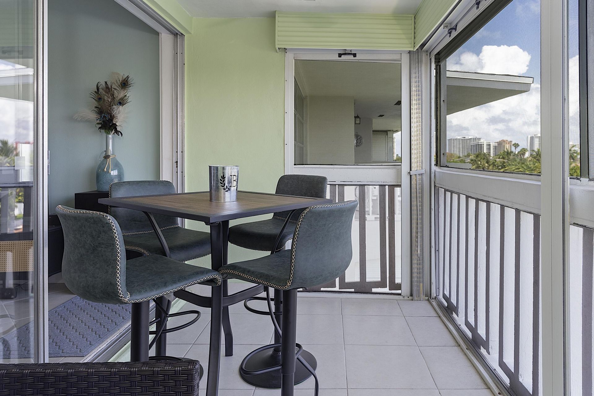 455 Paradise Isle Boulevard, Unit 404, Hallandale Beach, FL 33009 Photo