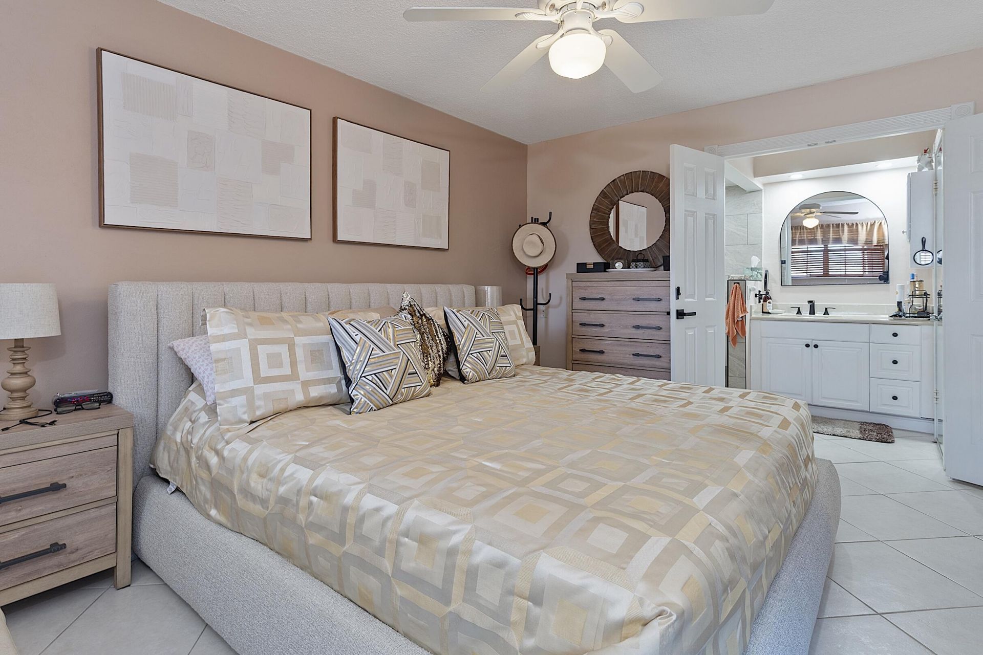 455 Paradise Isle Boulevard, Unit 404, Hallandale Beach, FL 33009 Photo