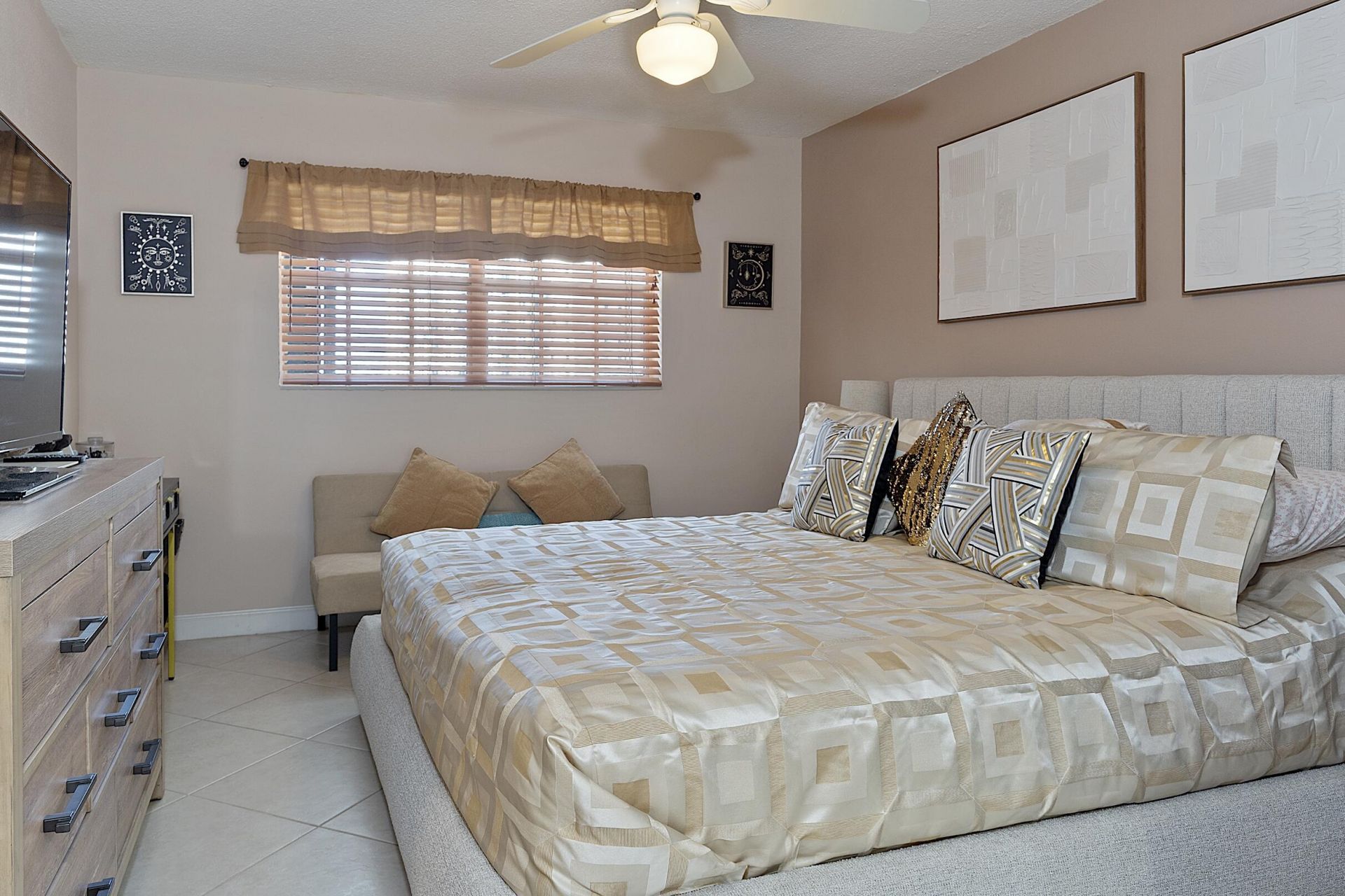 455 Paradise Isle Boulevard, Unit 404, Hallandale Beach, FL 33009 Photo