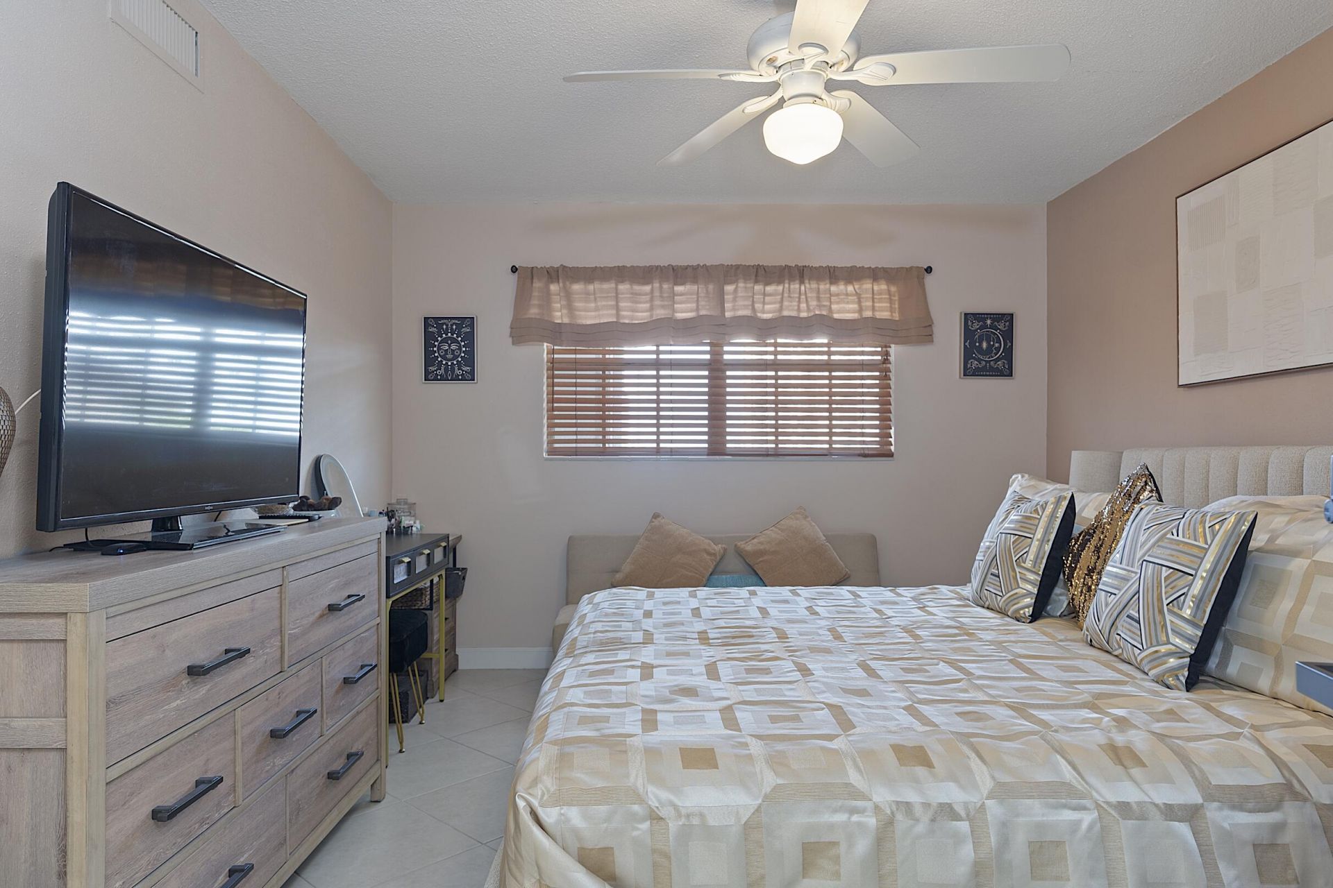 455 Paradise Isle Boulevard, Unit 404, Hallandale Beach, FL 33009 Photo