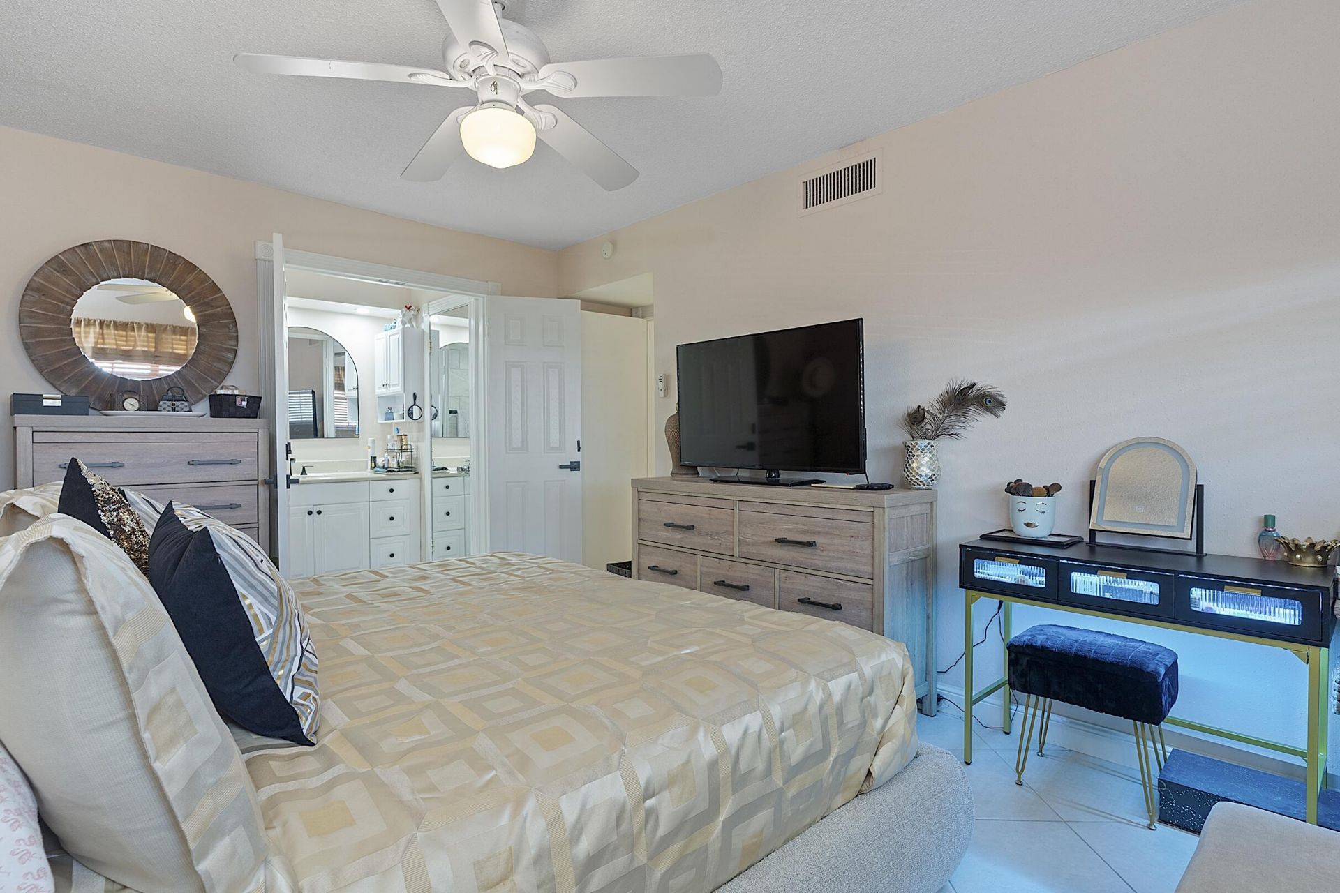 455 Paradise Isle Boulevard, Unit 404, Hallandale Beach, FL 33009 Photo