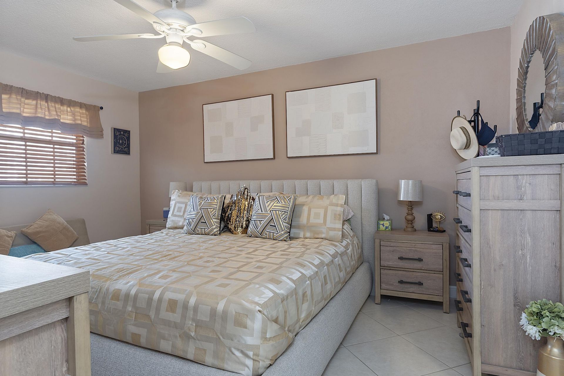 455 Paradise Isle Boulevard, Unit 404, Hallandale Beach, FL 33009 Photo