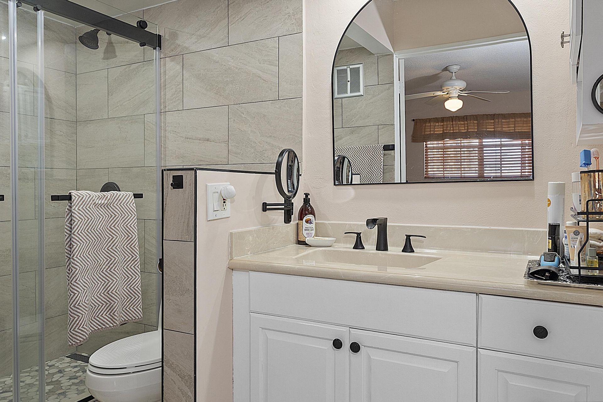 455 Paradise Isle Boulevard, Unit 404, Hallandale Beach, FL 33009 Photo