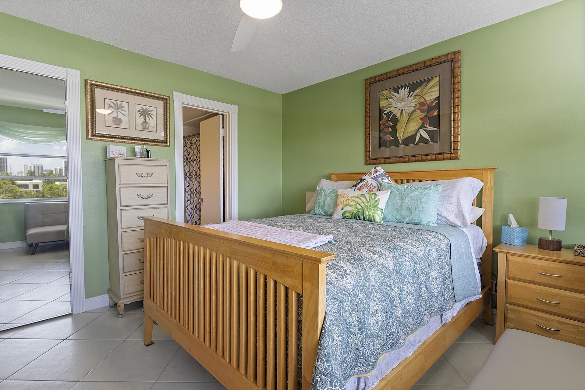 455 Paradise Isle Boulevard, Unit 404, Hallandale Beach, FL 33009 Photo