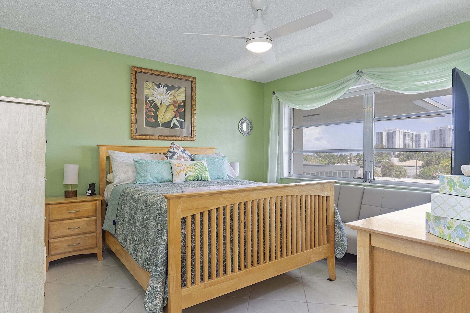 455 Paradise Isle Boulevard, Unit 404, Hallandale Beach, FL 33009 Photo