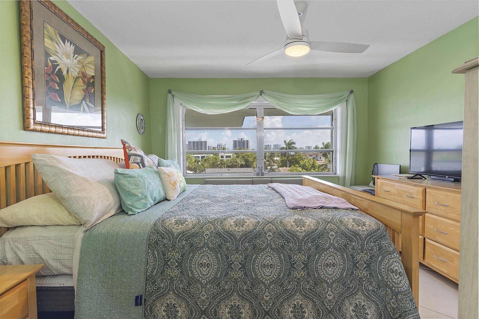 455 Paradise Isle Boulevard, Unit 404, Hallandale Beach, FL 33009 Photo