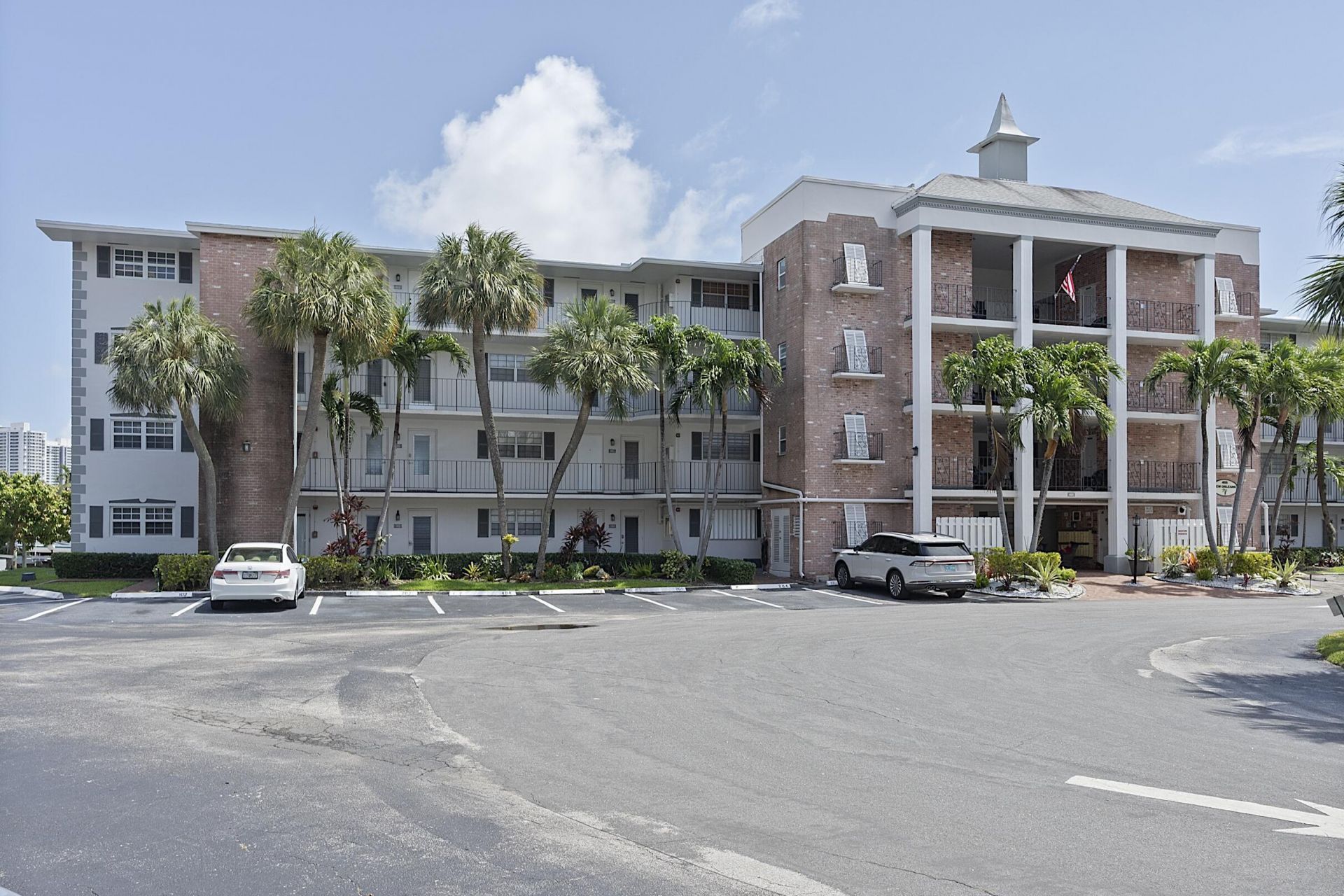 455 Paradise Isle Boulevard, Unit 404, Hallandale Beach, FL 33009 Photo