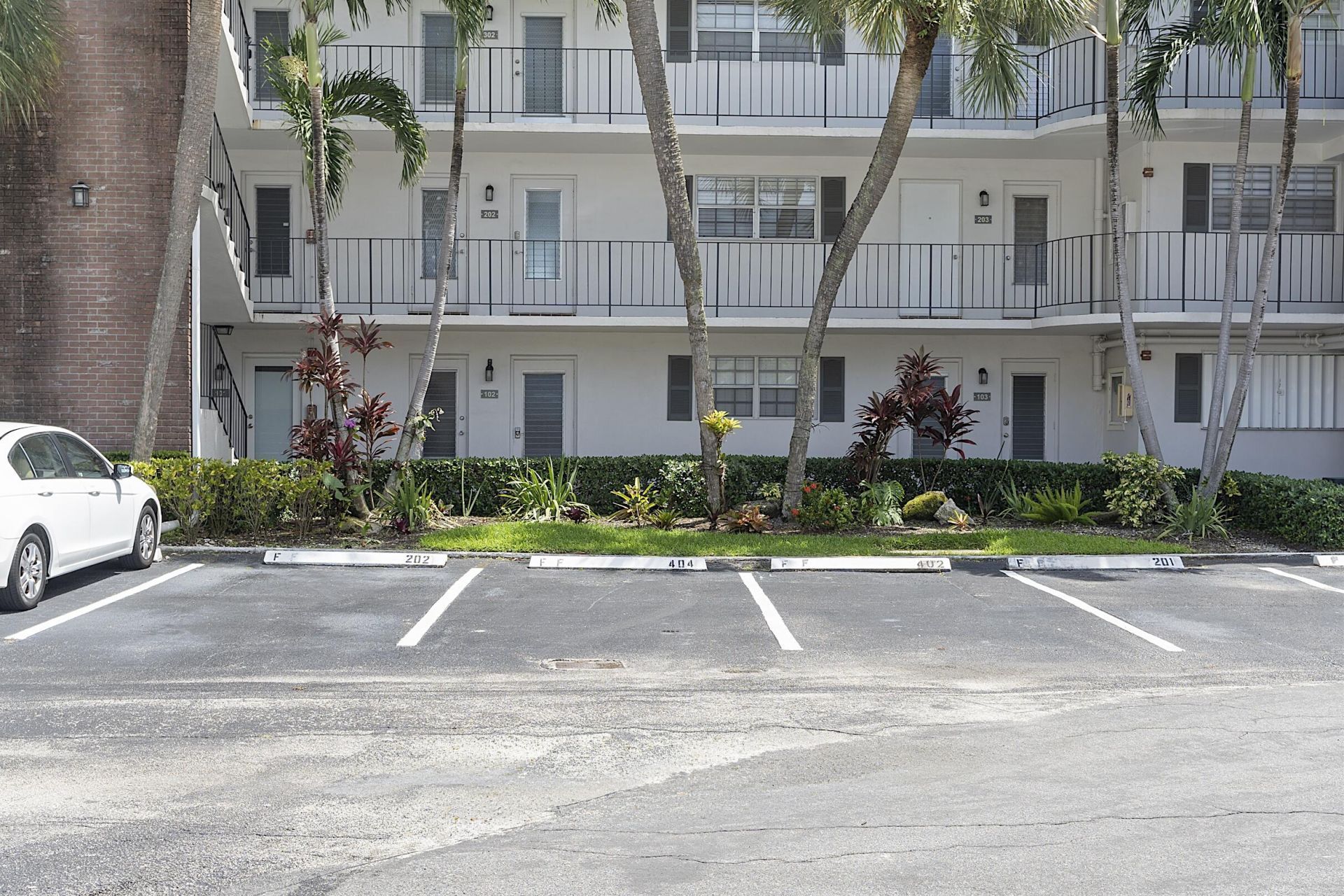 455 Paradise Isle Boulevard, Unit 404, Hallandale Beach, FL 33009 Photo