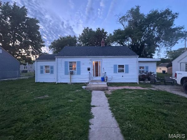 1121 E Lorena Avenue , Wood River, IL 62095