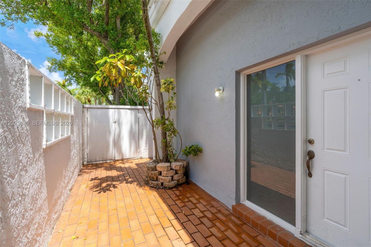 20908 Leeward Ct , Unit 231-3, Aventura, FL 33180 Photo