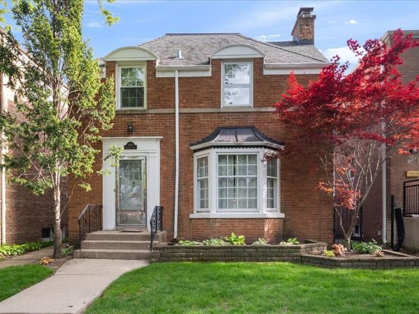 2925 W Greenleaf Avenue , Chicago, IL 60645