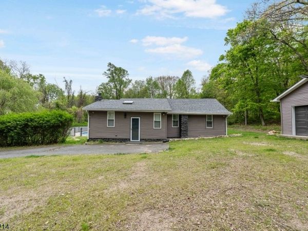 17 Carr Ln, Roxbury, NJ 07885