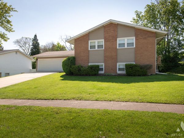 6425 Clark Drive , Woodridge, IL 60517
