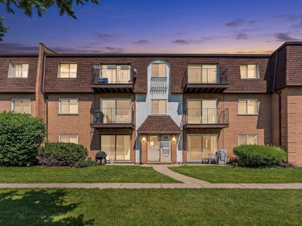 9480 Bay Colony Drive , Unit 2N, Des Plaines, IL 60016