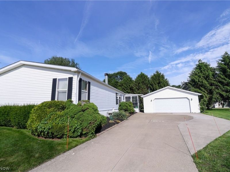 571 Sandtrap Circle , Painesville, OH 44077 Photo 1