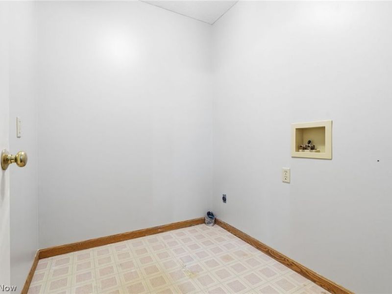 5882 Indian Creek Circle NW, Canton, OH 44718 Photo 12