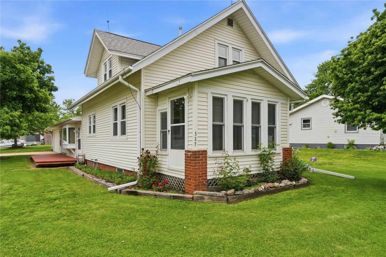 327 Rose Avenue, Swisher, IA 52338 Main Photo