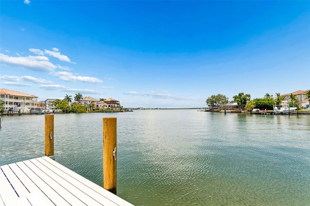 1907 Arrowhead Drive Ne, Saint Petersburg, FL 33703 Photo